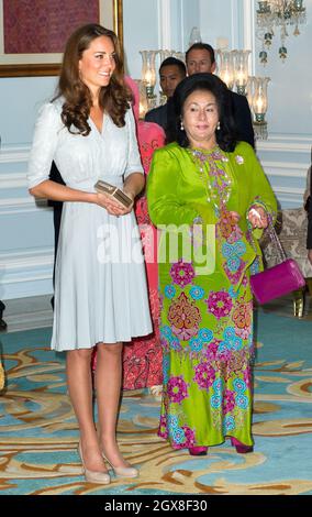 Catherine, Herzogin von Cambridge, wird von Datin Seri Rosmah Mansor, Frau des Premierministers von Malaysia, begrüßt, als sie am 3. Tag einer Diamond Jubilee Tour durch den Fernen Osten in Kuala Lumpur zu einem Mittagessen kommt. Stockfoto