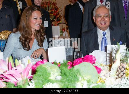 Catherine, Herzogin von Cambridge, sitzt am 3. Tag einer Diamond Jubilee Tour durch den Fernen Osten zu einem Mittagessen mit dem malaysischen Premierminister Dato' Sri Mohd Najib bin tun Abdul Razak in seiner offiziellen Residenz in Kuala Lumpur. Stockfoto