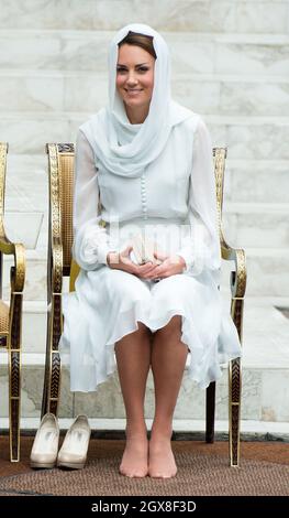 Catherine, Herzogin von Cambridge, zieht ihre Schuhe aus und trägt ein Kopftuch, als sie am 4. Tag einer Diamond Jubilee Tour durch den Fernen Osten die Assyakirin-Moschee in Kuala Lumpur besucht. Stockfoto