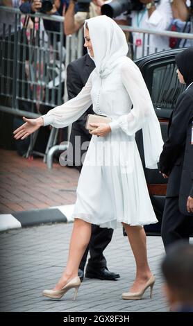 Catherine, Herzogin von Cambridge, mit Kopftuch, besucht die Assyakirin-Moschee in Kuala Lumpur am 4. Tag einer Diamond Jubilee Tour durch den Fernen Osten. Stockfoto