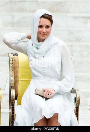 Catherine, Herzogin von Cambridge, mit Kopftuch, besucht die Assyakirin-Moschee in Kuala Lumpur am 4. Tag einer Diamond Jubilee Tour durch den Fernen Osten. Stockfoto