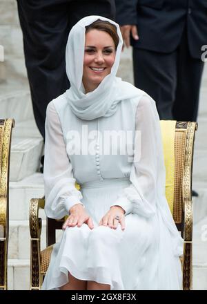 Catherine, Herzogin von Cambridge, mit Kopftuch, besucht die Assyakirin-Moschee in Kuala Lumpur am 4. Tag einer Diamond Jubilee Tour durch den Fernen Osten. Stockfoto