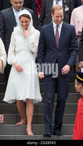 Catherine, Herzogin von Cambridge und Prinz William, Herzog von Cambridge, ziehen ihre Schuhe aus, als sie die Assyakirin-Moschee in Kuala Lumpur am 4. Tag einer Diamond Jubilee Tour durch den Fernen Osten besuchen. Stockfoto