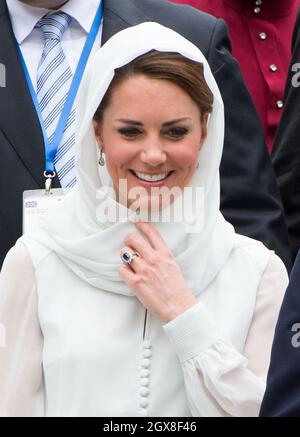 Catherine, Herzogin von Cambridge, mit Kopftuch, besucht die Assyakirin-Moschee in Kuala Lumpur am 4. Tag einer Diamond Jubilee Tour durch den Fernen Osten. Stockfoto