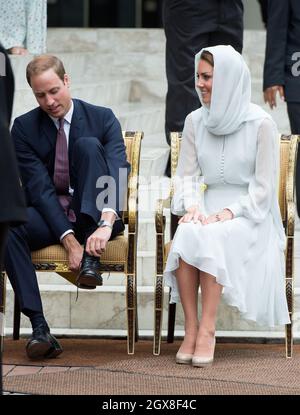 Catherine, Herzogin von Cambridge und Prinz William, Herzog von Cambridge, ziehen ihre Schuhe aus, als sie die Assyakirin-Moschee in Kuala Lumpur am 4. Tag einer Diamond Jubilee Tour durch den Fernen Osten besuchen. Stockfoto