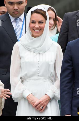 Catherine, Herzogin von Cambridge, mit Kopftuch, besucht die Assyakirin-Moschee in Kuala Lumpur am 4. Tag einer Diamond Jubilee Tour durch den Fernen Osten. Stockfoto