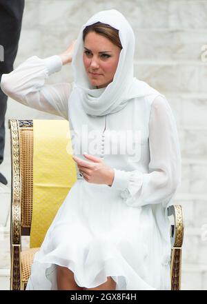 Catherine, Herzogin von Cambridge, mit Kopftuch, besucht die Assyakirin-Moschee in Kuala Lumpur am 4. Tag einer Diamond Jubilee Tour durch den Fernen Osten. Stockfoto