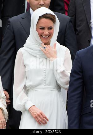 Catherine, Herzogin von Cambridge, mit Kopftuch, besucht die Assyakirin-Moschee in Kuala Lumpur am 4. Tag einer Diamond Jubilee Tour durch den Fernen Osten. Stockfoto