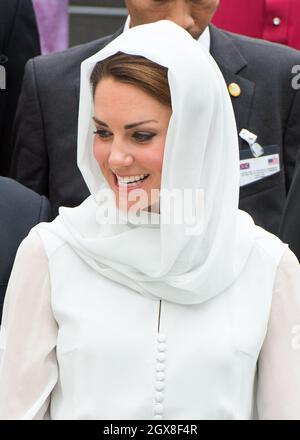 Catherine, Herzogin von Cambridge, mit Kopftuch, besucht die Assyakirin-Moschee in Kuala Lumpur am 4. Tag einer Diamond Jubilee Tour durch den Fernen Osten. Stockfoto