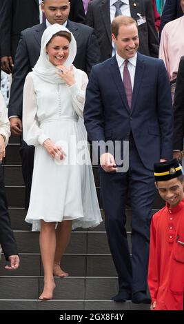 Catherine, Herzogin von Cambridge und Prinz William, Herzog von Cambridge, ziehen ihre Schuhe aus, als sie die Assyakirin-Moschee in Kuala Lumpur am 4. Tag einer Diamond Jubilee Tour durch den Fernen Osten besuchen. Stockfoto