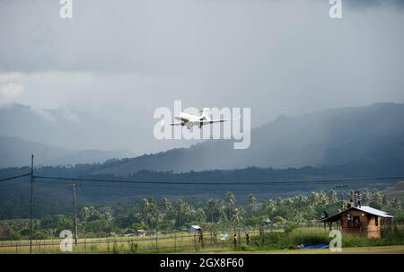 Das Flugzeug mit Catherine, Herzogin von Cambridge und Prinz William, Herzog von Cambridge, kommt am 16. September 2012 am Henderson Airport in Honiara, Salomonen an. Stockfoto