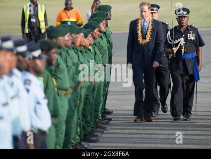 Prinz William, Herzog von Cambridge, in einer traditionellen Girlande, inspiziert am 16. September 2012 eine gastfreundliche Ehrenwache auf dem Henderson Airport in Honiara, Salomonen. Stockfoto