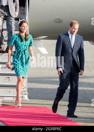 Catherine, Herzogin von Cambridge und Prinz William, Herzog von Cambridge, treffen am 16. September 2012 am Henderson Airport in Honiara, Salomonen, ein. Stockfoto