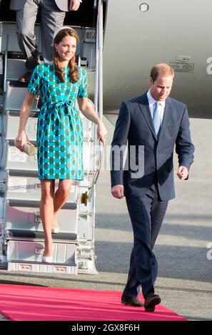 Catherine, Herzogin von Cambridge und Prinz William, Herzog von Cambridge, treffen am 16. September 2012 am Henderson Airport in Honiara, Salomonen, ein. Stockfoto