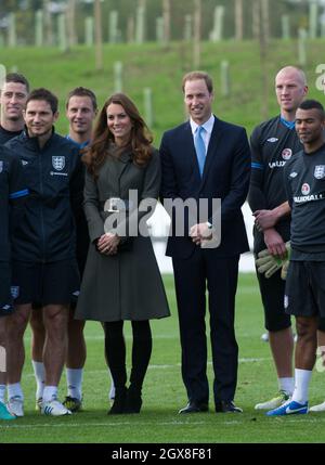 Prinz William, Herzog von Cambridge, und Catherine, Herzogin von Cambridge, posieren mit der englischen Fußballmannschaft während der offiziellen Eröffnung des National Football Centre des Football Association im St. George's Park, Burton-on-Trent. Stockfoto