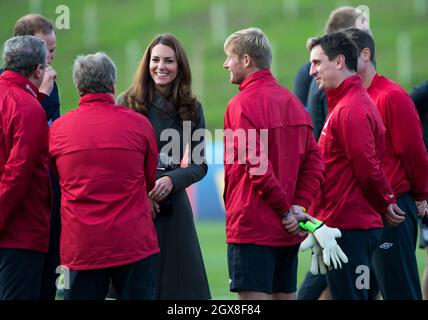 Prinz William, Herzog von Cambridge und Catherine, Herzogin von Cambridge treffen sich während der offiziellen Eröffnung des National Football Center der Football Association im St. George's Park, Burton-on-Trent, mit Mitgliedern der englischen Fußballmannschaft. Stockfoto