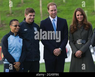 Prinz William, Herzog von Cambridge und Catherine, Herzogin von Cambridge, posieren mit dem englischen Fußballspieler Steven Gerrard und der englischen Frauenmanagerin Hope Powell während der offiziellen Eröffnung des National Football Center des Fußballverbands im St. George's Park, Burton-on-Trent. Stockfoto
