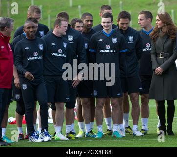 Prinz William, Herzog von Cambridge, und Catherine, Herzogin von Cambridge, posieren mit der englischen Fußballmannschaft während der offiziellen Eröffnung des National Football Centre des Football Association im St. George's Park, Burton-on-Trent. Stockfoto