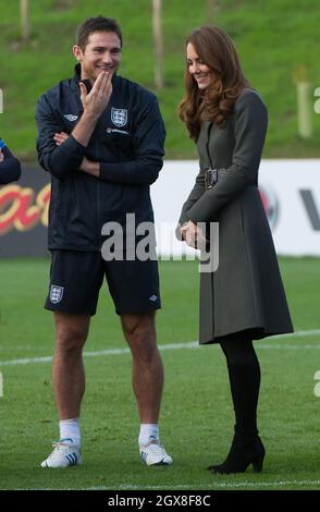 Catherine, Herzogin von Cambridge, trifft den englischen Fußballspieler Frank Lampard während der offiziellen Eröffnung des National Football Centre des Fußballverbands im St. George's Park, Burton-on-Trent. Stockfoto