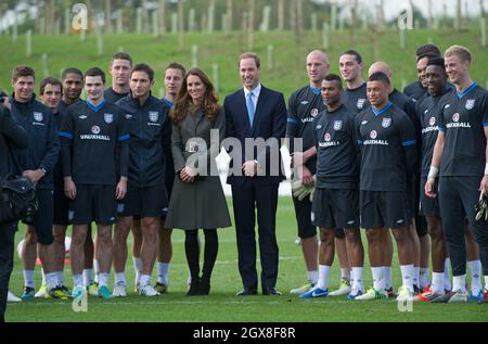 Prinz William, Herzog von Cambridge, und Catherine, Herzogin von Cambridge, posieren mit der englischen Fußballmannschaft während der offiziellen Eröffnung des National Football Centre des Football Association im St. George's Park, Burton-on-Trent. Stockfoto