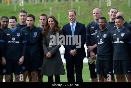 Prinz William, Herzog von Cambridge, und Catherine, Herzogin von Cambridge, posieren mit der englischen Fußballmannschaft während der offiziellen Eröffnung des National Football Centre des Football Association im St. George's Park, Burton-on-Trent. Stockfoto