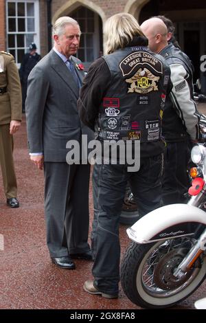 Prinz Charles, Prinz von Wales, trifft Mitglieder der Royal British Legion Riders Filiale im Clarence House in Londo. Stockfoto