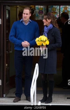 Catherine, Herzogin von Cambridge, in Begleitung von Prinz William, Herzog von Cambridge, verließ das King Edward Vll Hospital im Zentrum von London am 6. Dezember 2012, nachdem sie an akuter Morgendkrankheit litt. Stockfoto