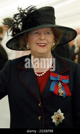 LONDON - 10. JULI: Baroness Thatcher wird applaudiert, als sie ihren Platz bei einem von Königin Elizabeth 11 veranstalteten Mittagessen für Veteranen des Zweiten Weltkriegs in den Gärten des Buckingham Palace am nationalen Gedenktag am 10. Juli 2005 in London einnimmt. Das Mittagessen war Teil der Gedenkveranstaltungen zum 60. Jahrestag des Endes des Weltkriegs 11. Stockfoto