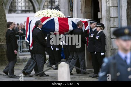 Der Sarg der ehemaligen britischen Premierministerin Margaret Thatcher kommt an, um auf einen Waffenwagen gebracht zu werden, der von der Königstruppe Royal Horse Artillery während ihres feierlichen Begräbnisses in der Church of St. Clement Danes in London gezogen wird. Stockfoto