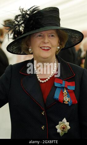 Baroness Thatcher wird applaudiert, als sie bei einem Mittagessen, das von Königin Elizabeth 11 veranstaltet wird, für Veteranen des Zweiten Weltkriegs in den Gärten des Buckingham Palace am National Commemoration Day, 10. Juli 2005 in London, Platz nimmt. Das Mittagessen war Teil der Gedenkveranstaltungen zum 60. Jahrestag des Endes des Weltkriegs 11. Stockfoto