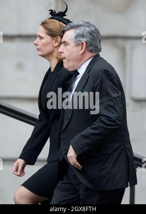 Am 17. April 2013 treffen der ehemalige Premierminister Gordon Brown und seine Frau Sarah Brown zur Beerdigung von Margaret Thatcher in der St. Paul's Cathedral in London ein. Stockfoto