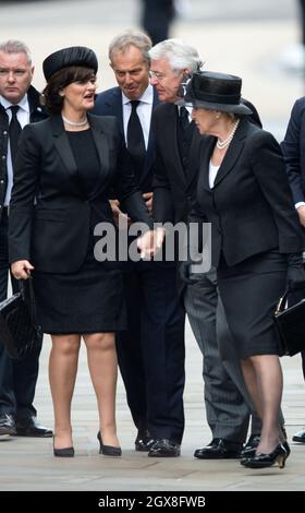 Die ehemaligen Premierminister Tony Blair und John Major mit ihren Frauen Cherie Blair und Norma Major kommen am 17. April 2013 zur Beerdigung von Margaret Thatcher in der St. Paul's Cathedral in London. Stockfoto