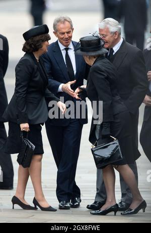 Die ehemaligen Premierminister Tony Blair und John Major mit ihren Frauen Cherie Blair und Norma Major kommen am 17. April 2013 zur Beerdigung von Margaret Thatcher in der St. Paul's Cathedral in London. Stockfoto