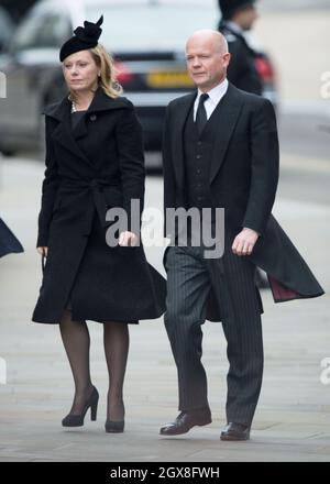 William Hague und seine Frau Ffion Hague kommen am 17. April 2013 zur Beerdigung von Margaret Thatcher in der St. Paul's Cathedral in London. Stockfoto