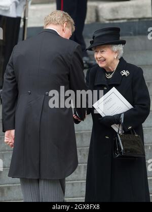 Königin Elizabeth ll schüttelt Mark Thatcher die Hände, als sie die St. Paul's Cathedral nach der Beerdigung der ehemaligen Premierministerin Margaret Thatcher am 17. April 2013 verlässt. Stockfoto