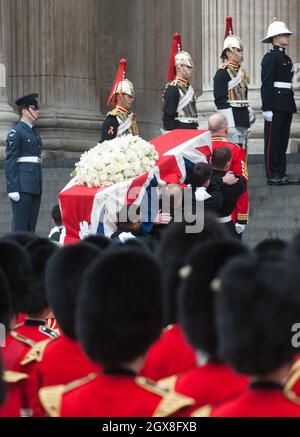 Der Sarg der ehemaligen Premierministerin Margaret Thatcher wird am 17. April 2013 in die St. Paul's Cathedral in London getragen. Stockfoto