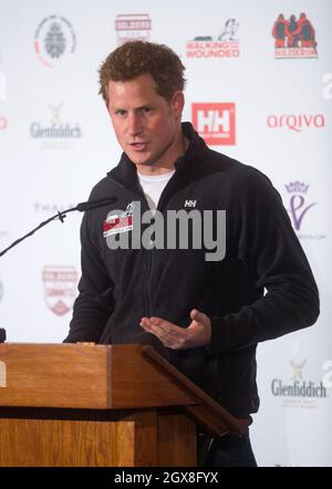 Prinz Harry hält eine Rede während des Starts für den Spaziergang mit der Verwundeten South Pole Allied Challenge am 19. April 2013 im Mandarin Oriental Hotel in London. Stockfoto