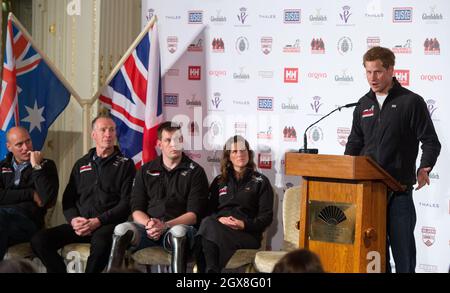 Prinz Harry hält eine Rede während des Starts für den Spaziergang mit der Verwundeten South Pole Allied Challenge am 19. April 2013 im Mandarin Oriental Hotel in London. Stockfoto