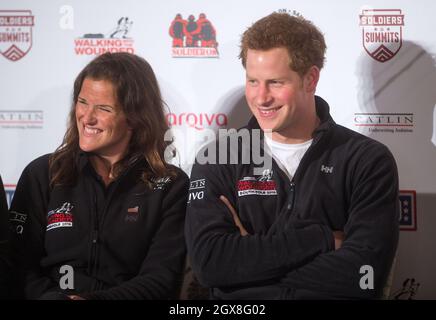 Prinz Harry und Teammitglied Kate Philp nehmen am 19. April 2013 am Start der „Walking with the Wounded South Pole Allied Challenge“ im Mandarin Oriental Hotel in London Teil. Stockfoto