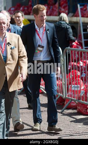 Prinz Harry nimmt am 21. April 2013 am Virgin London Marathon 2013 Teil Stockfoto