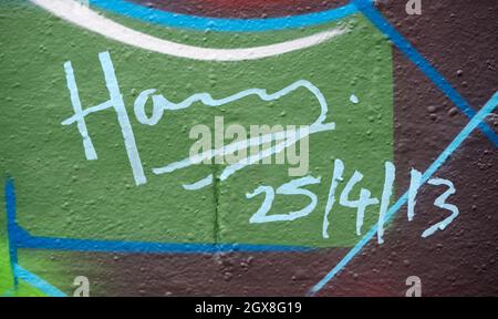 Prinz Harry signiert seinen Namen auf Street-Art-Graffiti im Russell Youth Club in Nottingham. Stockfoto