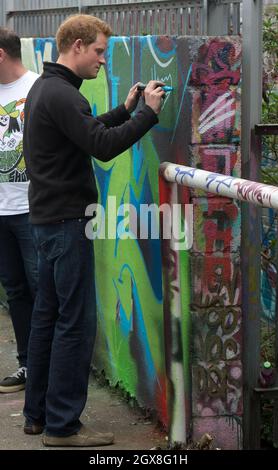 Prinz Harry signiert seinen Namen auf Street-Art-Graffiti im Russell Youth Club in Nottingham Stockfoto