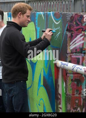 Prinz Harry signiert seinen Namen auf Street-Art-Graffiti im Russell Youth Club in Nottingham Stockfoto