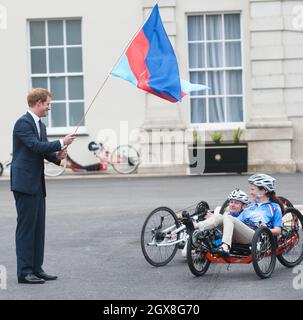 Prinz Harry startet das Charity-Rennen „Hero Ride“, als er am 20. Mai 2013 das Help for Heroes Recovery Center im Tedworth House, Tidworth, besucht Stockfoto