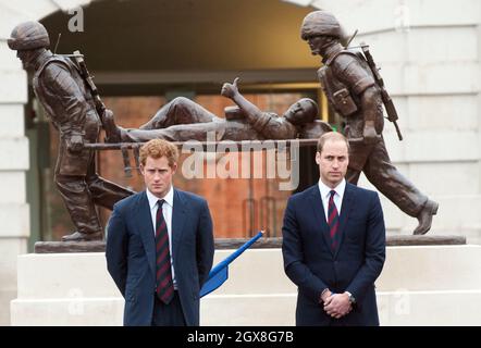 Prinz William, Herzog von Cambridge und Prinz Harry besuchen am 20. Mai 2013 das Help for Heroes Recovery Center im Tedworth House, Tidworth Stockfoto