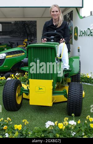 Zara Phillips sitzt auf einem John Deere-Traktormäher während des Chelsea Flower Show Presse- und VIP-Vorbesichtigung-Tages am 20. Mai 2013. Stockfoto