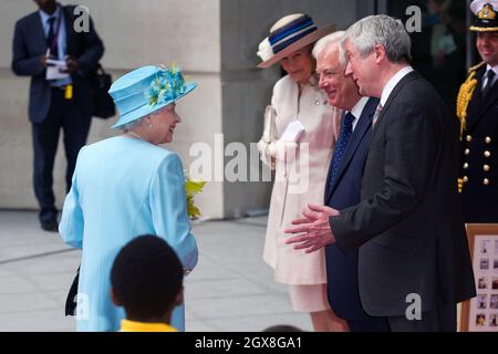 Queen Elizabeth ll trifft Chris Patten (Vorsitzender des BBC Trust) und Tony Hall (Generaldirektor der BBC), als sie am 7. Juni 2013 das neue BBC Broadcasting House in London eröffnet. Stockfoto