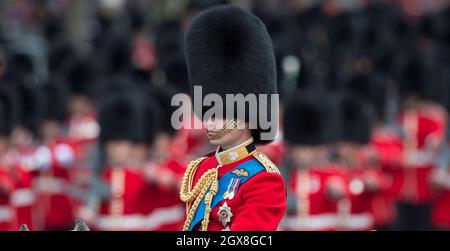 Prinz William, Herzog von Cambridge, reitet zu Pferd zur jährlichen Trooping the Color Zeremonie Stockfoto