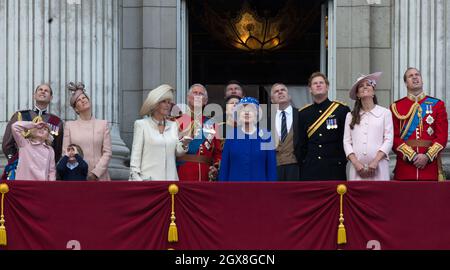 Prinz Edward, Earl of Wessex, Lady Louise Windsor, James Viscount Severn, Sophie, Gräfin von Wessex, Camilla, Herzogin von Cornwall, Prinz Charles, Prinz von Wales, Königin Elizabeth II, Prinz Andrew, Herzog von York, Prinz Harry, Catherine, Die Herzogin von Cambridge und Prinz William, der Herzog von Cambridge, stehen nach der jährlichen Trooping the Color Zeremonie auf dem Balkon des Buckingham Palace Stockfoto