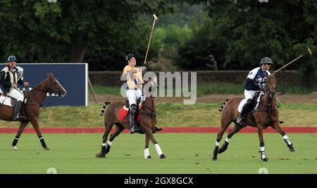 Prinz Harry (Mitte) nimmt am 16. Juni 2013 an einem Charity-Polo-Spiel im Beaufort Polo Club in Tetbury Teil. Stockfoto